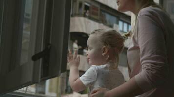 maman avec bébé fille joindre applaudissements pour médecins pendant covid-19 pandémie video