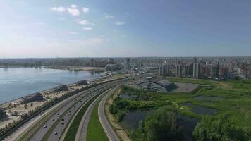 antenne waterkant visie van Kazan, Rusland. stad gebouwen en snelweg video