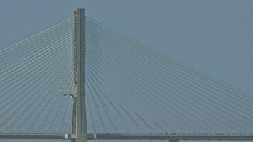 der Verkehr auf Vasco da Spiel Brücke im Lissabon, Portugal video