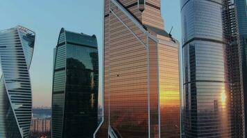 Stadt Geschäft Center mit modern Büro Wolkenkratzer, Antenne Aussicht video