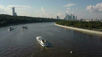 das Sommer- moskva Fluss mit viele Schiffe video