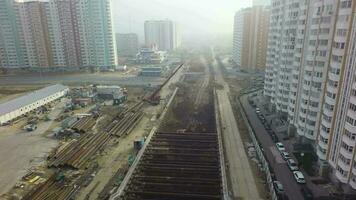 volante al di sopra di metropolitana stazione sotto costruzione nel Mosca, Russia video