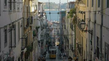 årgång gul spårvagn i de gata av Lissabon, portugal video