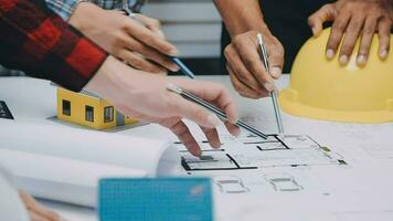 costruzione e struttura concetto di ingegnere Lavorando disegno su planimetria incontro per progetto Lavorando con compagno su modello edificio e ingegneria utensili nel Lavorando luogo, costruzione concetto. video