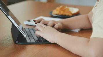 sorridente padre e figlia assunzione autoscatto su smartphone mentre madre e figlio utilizzando il computer portatile insieme a casa video