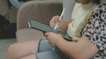 sorridente padre e figlia assunzione autoscatto su smartphone mentre madre e figlio utilizzando il computer portatile insieme a casa video