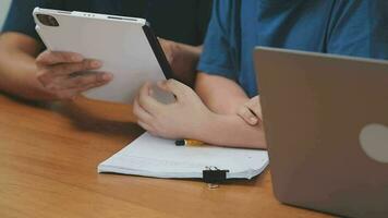 sorridente padre e figlia assunzione autoscatto su smartphone mentre madre e figlio utilizzando il computer portatile insieme a casa video