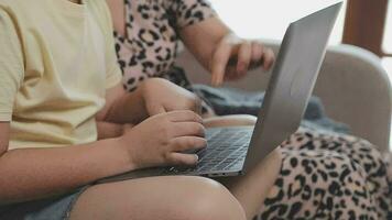 sorridente padre e figlia assunzione autoscatto su smartphone mentre madre e figlio utilizzando il computer portatile insieme a casa video