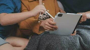 glimlachen vader en dochter nemen selfie Aan smartphone terwijl moeder en zoon gebruik makend van laptop samen Bij huis video