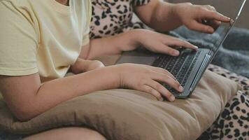 sorridente pai e filha levando selfie em Smartphone enquanto mãe e filho usando computador portátil juntos às casa video