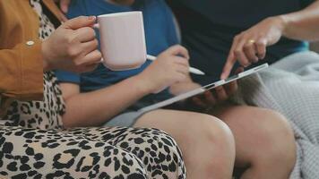 sorridente padre e figlia assunzione autoscatto su smartphone mentre madre e figlio utilizzando il computer portatile insieme a casa video