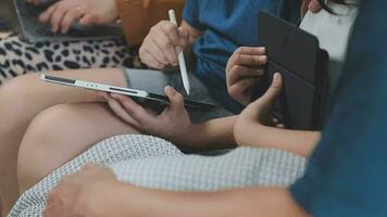 glimlachen vader en dochter nemen selfie Aan smartphone terwijl moeder en zoon gebruik makend van laptop samen Bij huis video