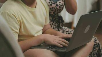 glimlachen vader en dochter nemen selfie Aan smartphone terwijl moeder en zoon gebruik makend van laptop samen Bij huis video