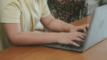 sorridente padre e figlia assunzione autoscatto su smartphone mentre madre e figlio utilizzando il computer portatile insieme a casa video