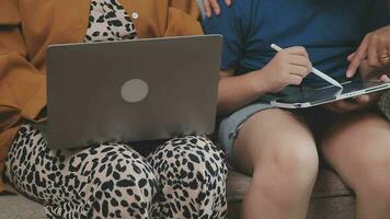 sorridente padre e figlia assunzione autoscatto su smartphone mentre madre e figlio utilizzando il computer portatile insieme a casa video