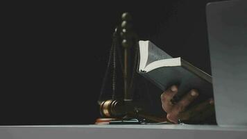 concept de justice et de droit. un conseiller juridique présente au client un contrat signé avec un marteau et un droit juridique ou juridique ayant une réunion d'équipe au cabinet d'avocats en arrière-plan video
