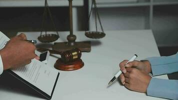 Gerechtigkeits- und Rechtskonzept. Legal Counsel präsentiert dem Mandanten einen unterschriebenen Vertrag mit Hammer und Legal Law oder Legal mit Teammeeting in der Anwaltskanzlei im Hintergrund video