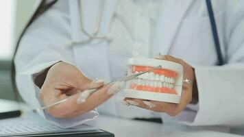 dentistas estão discutindo problemas dentários na imagem de raio-x do relatório na tela do laptop para os pacientes. video