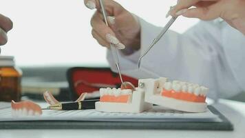 les dentistes discutent des problèmes dentaires lors du rapport de l'image radiographique sur l'écran de l'ordinateur portable aux patients. video