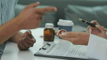 los dentistas están discutiendo problemas dentales al informar la imagen de rayos X en la pantalla del portátil a los pacientes. video