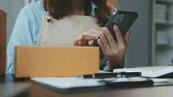 mujer de negocios puesta en marcha empresaria de pequeña empresa sme éxito. mujer independiente que trabaja en casa con entrega de paquetes en línea. concepto de entrega de pymes y embalajes video