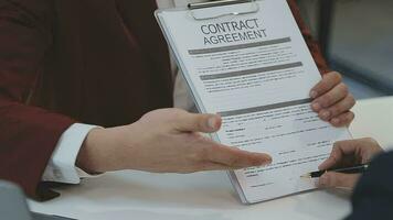 concetto di giustizia e diritto. giudice maschio in un'aula di tribunale con il martelletto, lavorando con computer e tastiera docking, occhiali, sul tavolo alla luce del mattino video