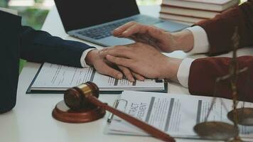 rättvisa och lag koncept.manlig domare i en rättssal med klubban, arbetar med, dator och dockningstangentbord, glasögon, på bordet i morgonljus video