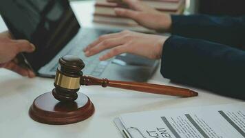 rättvisa och lag koncept.manlig domare i en rättssal med klubban, arbetar med, dator och dockningstangentbord, glasögon, på bordet i morgonljus video