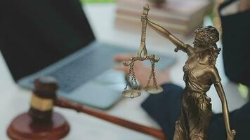 concept de justice et de droit. juge masculin dans une salle d'audience avec le marteau, travaillant avec, clavier d'ordinateur et d'accueil, lunettes, sur table à la lumière du matin video