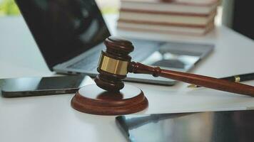 rättvisa och lag koncept.manlig domare i en rättssal med klubban, arbetar med, dator och dockningstangentbord, glasögon, på bordet i morgonljus video