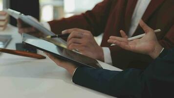 rättvisa och lag koncept.manlig domare i en rättssal med klubban, arbetar med, dator och dockningstangentbord, glasögon, på bordet i morgonljus video