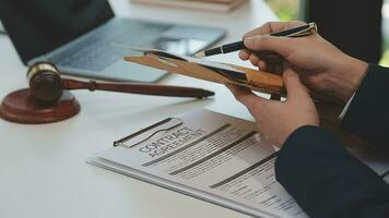 rättvisa och lag koncept.manlig domare i en rättssal med klubban, arbetar med, dator och dockningstangentbord, glasögon, på bordet i morgonljus video