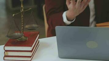 rättvisa och lag koncept.manlig domare i en rättssal med klubban, arbetar med, dator och dockningstangentbord, glasögon, på bordet i morgonljus video