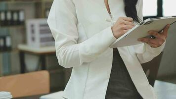 asiatischer geschäftsmann und geschäftsfrau des unternehmers, die neues geschäftsprojekt in tablette in modernem treffen im modernen büro, asiatisches geschäfts-beiläufiges konzept besprechen. video