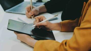 team van zakenmensen die samenwerken in het kantoor van de vergaderruimte, achtergrondgrafieken voor teamwerk en grafiekenbanner, dubbele belichting succesvol teamwerk, bedrijfsplanningsconcept. video