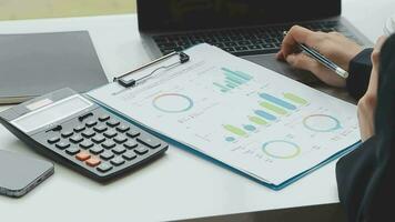 finanzgeschäftsfrauen analysieren das diagramm der unternehmensleistung, um gewinne und wachstum zu schaffen, marktforschungsberichte und einkommensstatistiken, finanz- und buchhaltungskonzepte. video