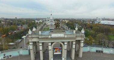 totalmente russo exibição Centro dentro Moscou, aéreo Visão video