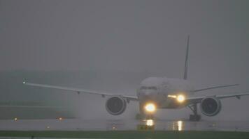 avion de aéroflot roulage sur humide macadam dans le pluie video