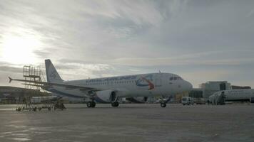 flygplan av ural flygbolag anlände på sheremetyevo flygplats i Moskva, ryssland video