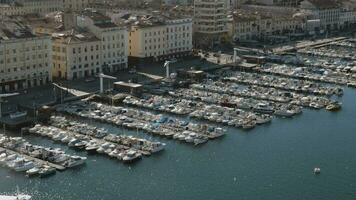 boot afmeren in de haven van marseille, Frankrijk video