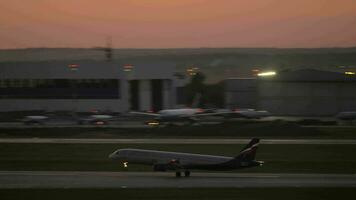 kväll avresa av aeroflot flygplan från sheremetyevo flygplats, moskva video