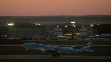 coreano ar avião partindo a partir de sheremetyevo aeroporto dentro a crepúsculo, Moscou video
