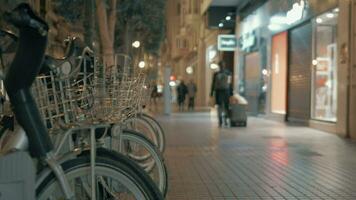 Fietsen voor delen in de straat van nacht stad video