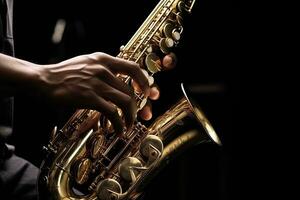 cerca arriba de saxofón jugador manos saxofonista jugando jazz música. Alto saxófono musical instrumento en negro antecedentes. generativo ai foto