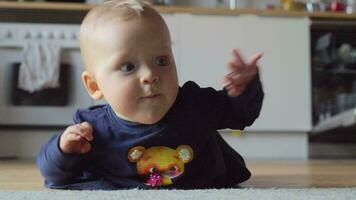 Baby Mädchen Herstellung Bemühungen zu kriechen auf das Fußboden beim Zuhause video