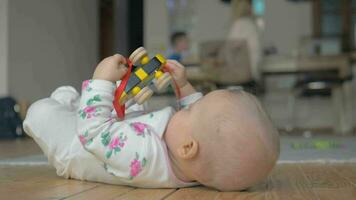 åtta månader bebis flicka spelar med leksak på Hem video