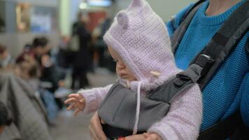 maman avec bébé fille dans kangourou transporteur à le aéroport video