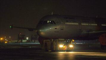 remorquage aéroflot avion à nuit video