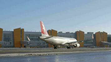 aeronave A320 do ar arábia taxiando para terminal às sheremetyevo aeroporto, Moscou video
