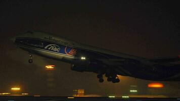 pont aériencargaison Boeing 747 prise de à nuit video